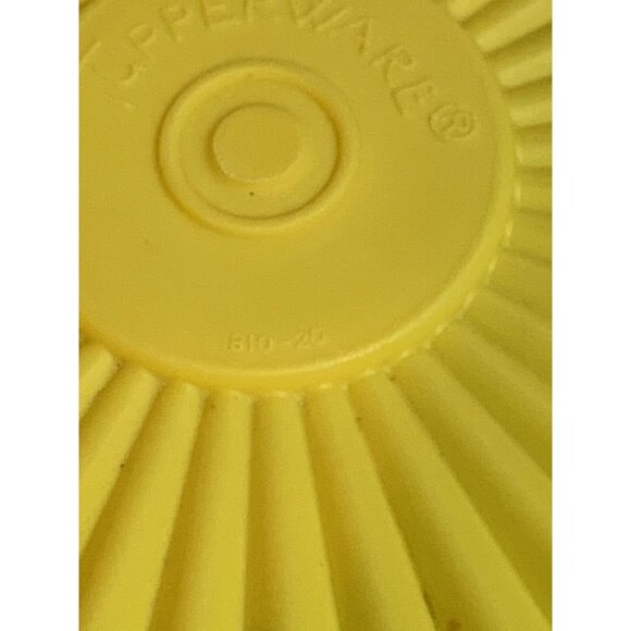 Tupperware Nesting Canister Yellow 809-6 Starburst Lid 810-25 6.5"h - Picture 4 of 6